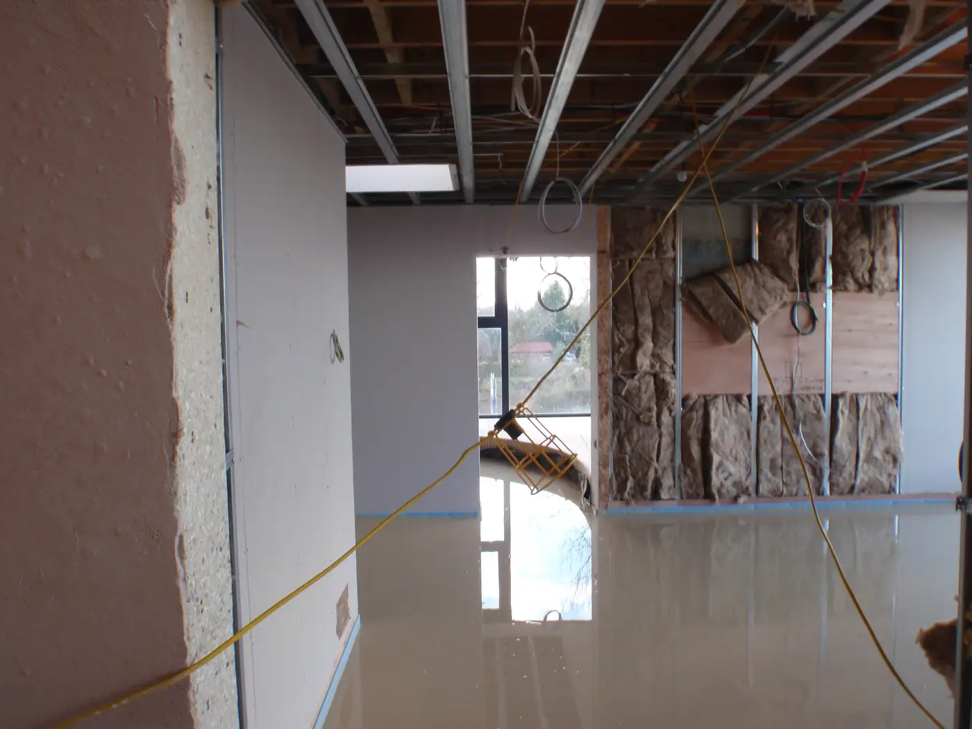 Flowing screed across the ground floor