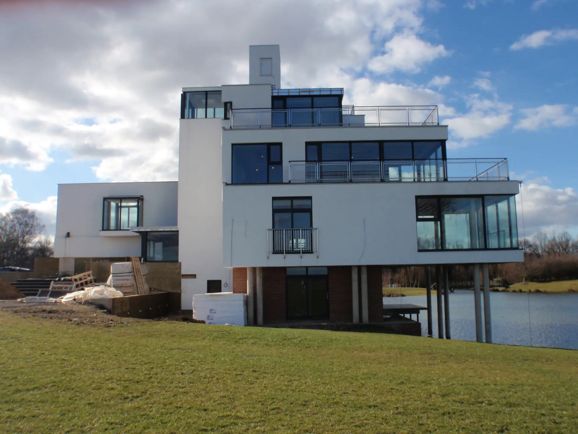 A modern lake house in Hertfordshire