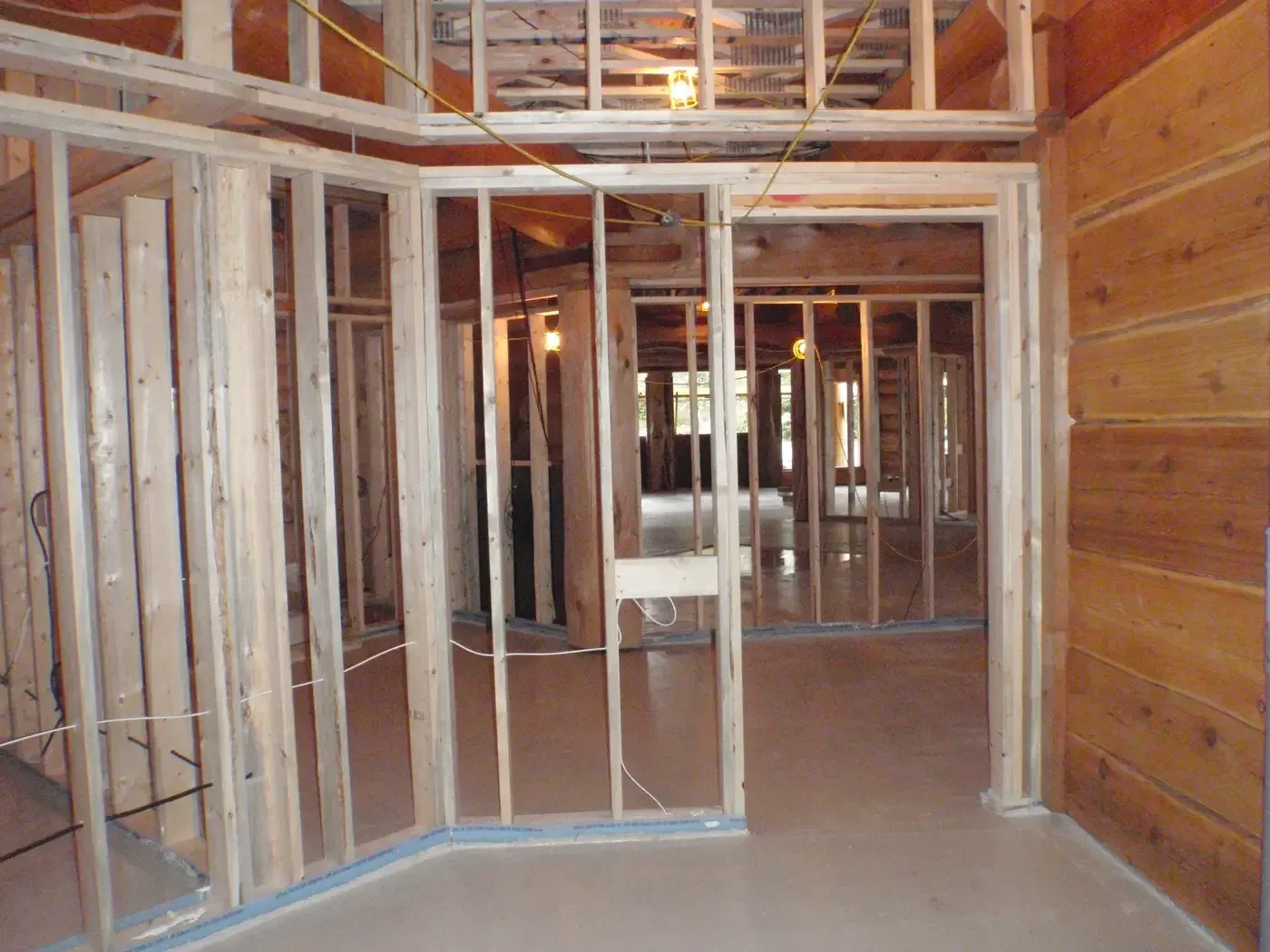 Screed laid up to the timber partitions