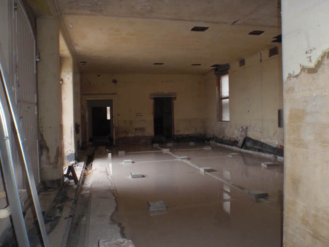 Flowing screed laid inside the abbey